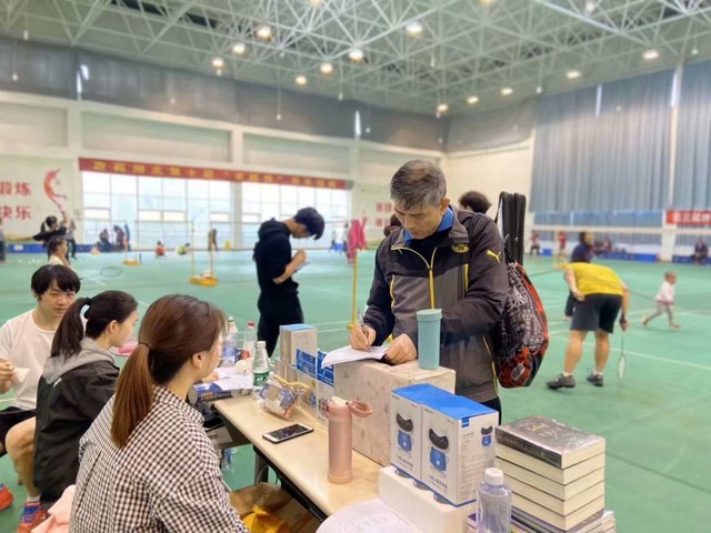 参赛选手在检录处进行检录